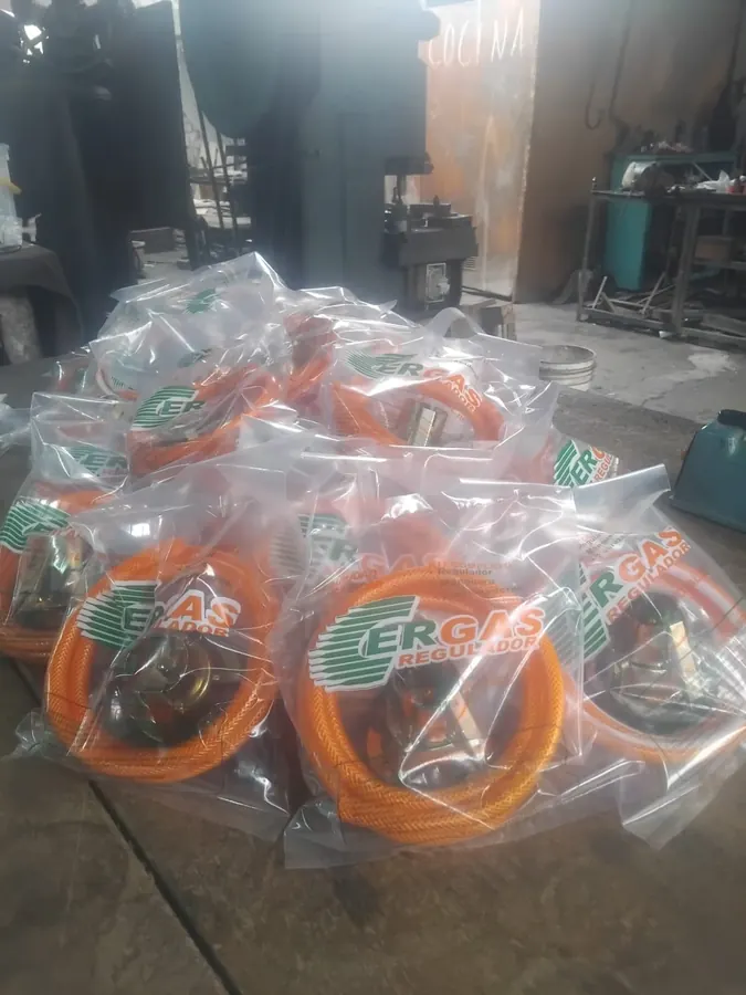 Lote de kits CERGAS empacados listos para despacho