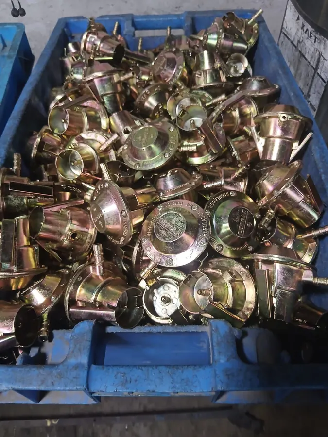 Cuerpos de bronce para reguladores en una gaveta